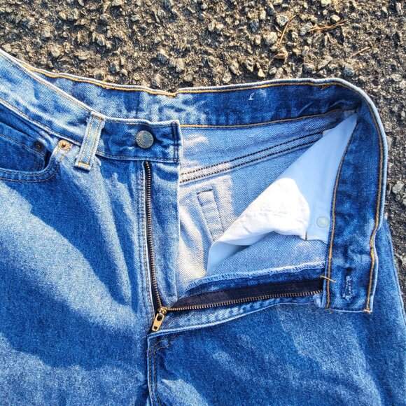 Levi Vintage Made in USA 505 Red Tab Shrink to Fit Medium/Light Wash Jeans - Picture 3 of 11